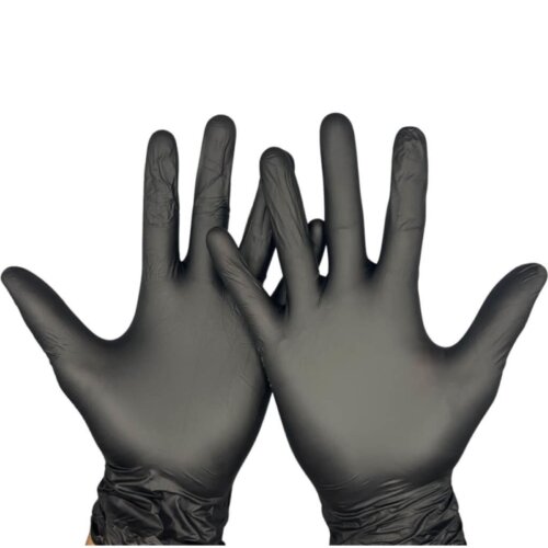Zwei Hände tragen Aldena schwarze Vinylhandschuhe VBK45 für hygienischen und zuverlässigen Schutz im professionellen Einsatz